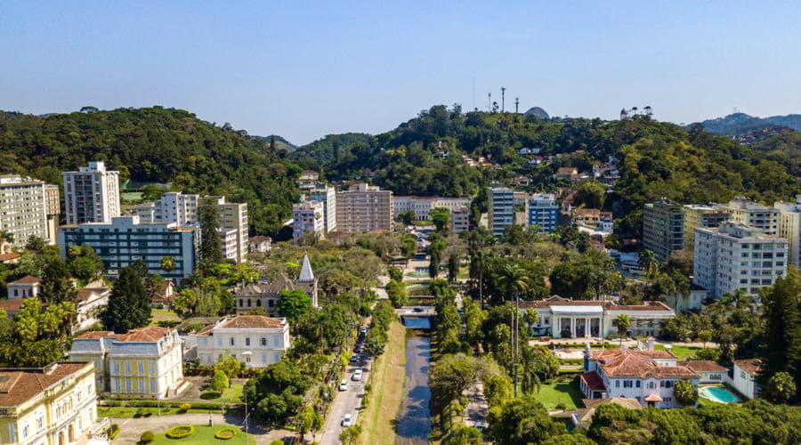 Oferecemos uma seleção diversificada de opções de aluguel de carros em Petrópolis.